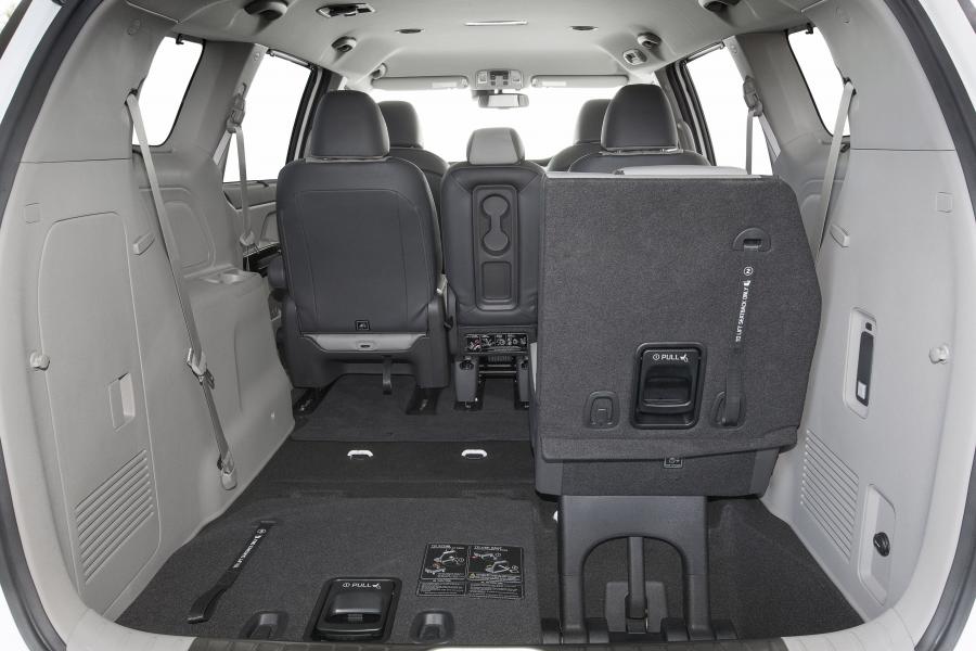  Kia Carnival 2015 года  (AU) (фото 14 из 15)